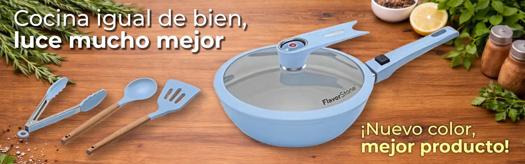 Sartén de cerámica azul claro con tapa de vidrio transparente y mango integrado, con el nombre de la marca ’flavorstone’ en su lateral.